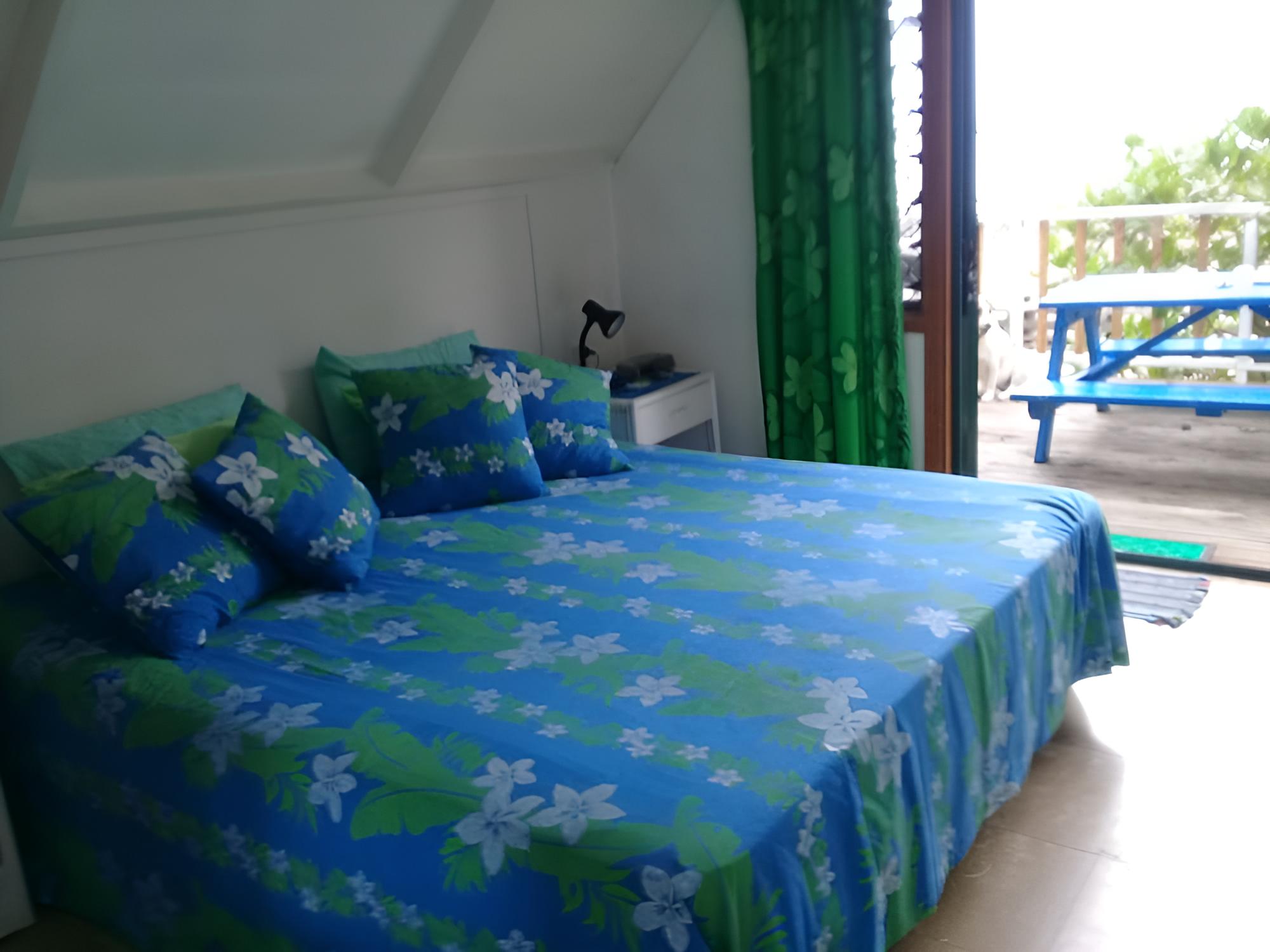 Basic Bungalow, 1 King Bed, Lagoon View photo 3