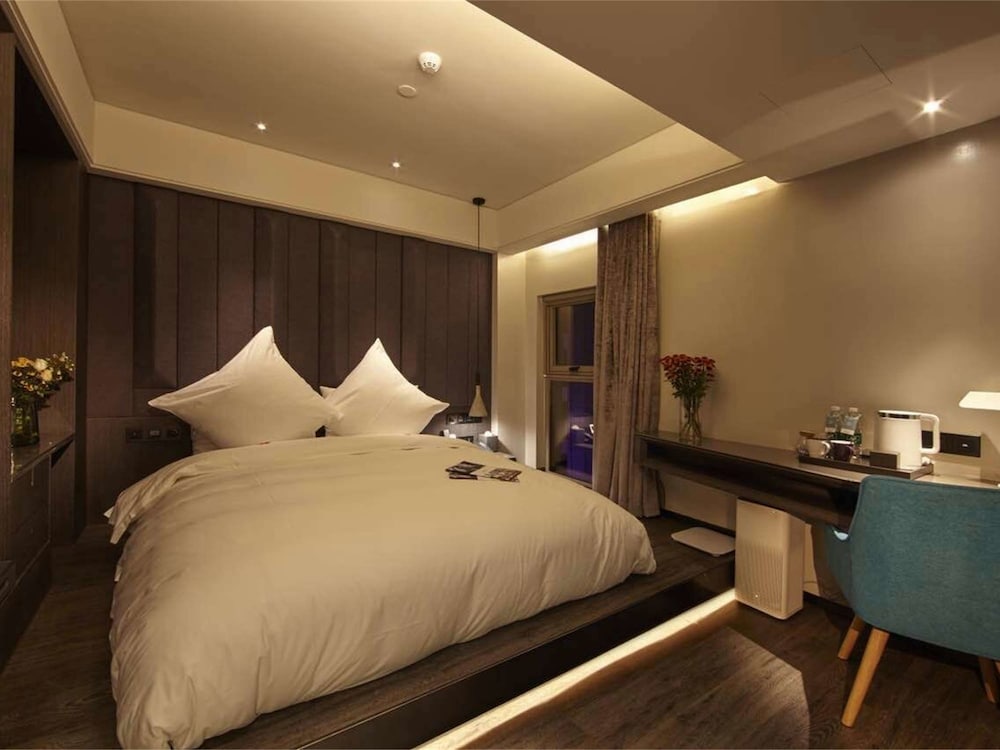 Standard Room, 1 King Bed photo 1