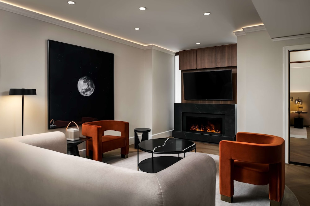 Suite, 1 King Bed - Photo 1