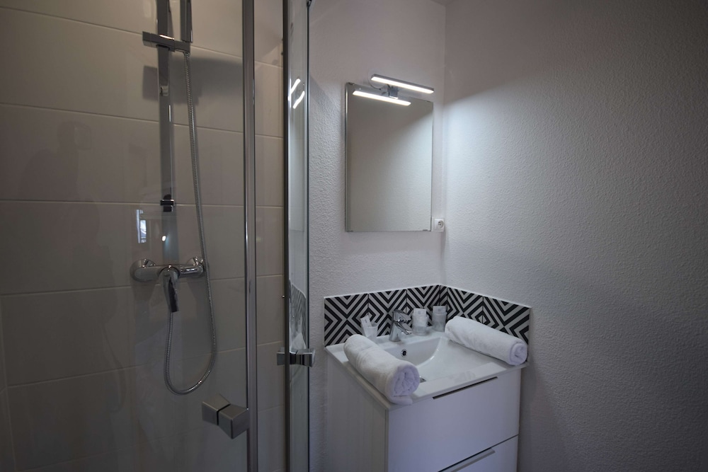 Standard Room, 3 Twin Beds - Photo 24