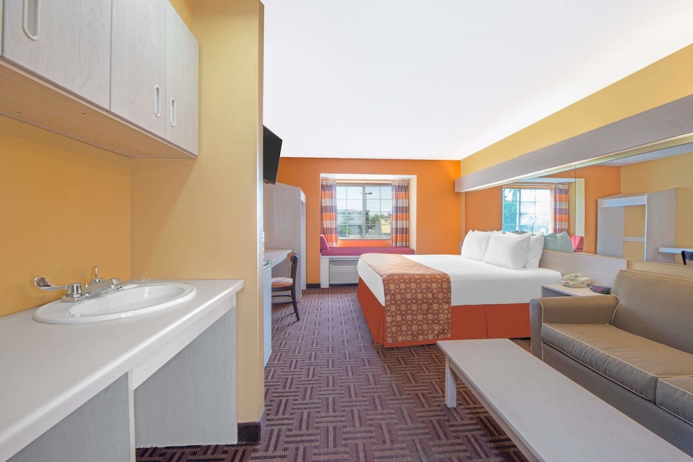 Standard Room, 2 Queen Beds photo 3