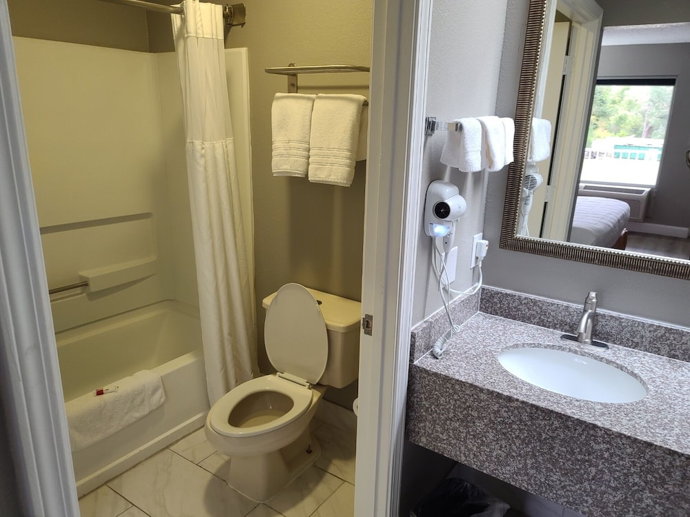 Deluxe Room, 1 Queen Bed, Accessible, Non Smoking (Mobility) - Photo 2