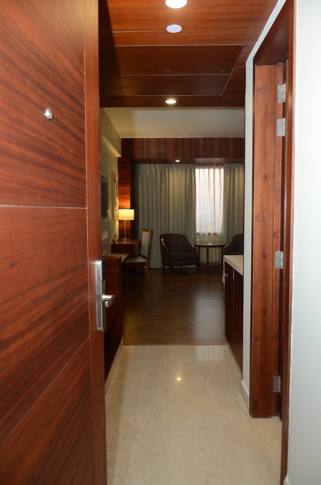 Junior Suite, 1 Double Bed, Bathtub - Photo 2