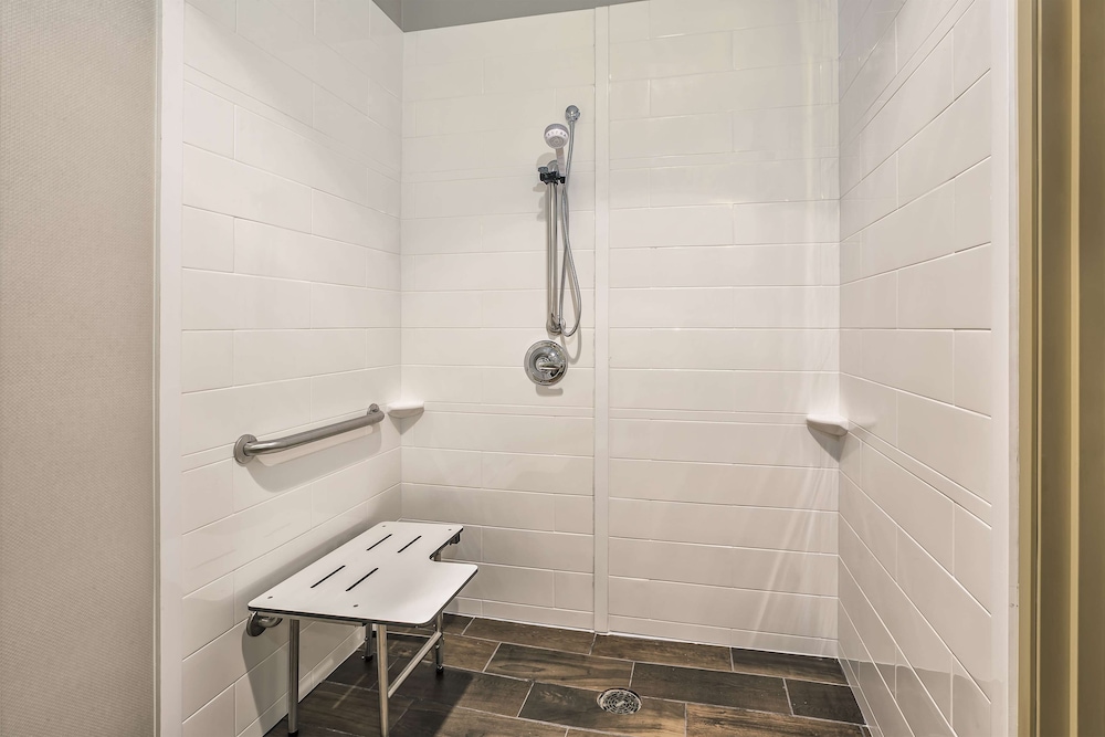 Room, 1 King Bed, Accessible (Roll-In Shower) - Photo 4