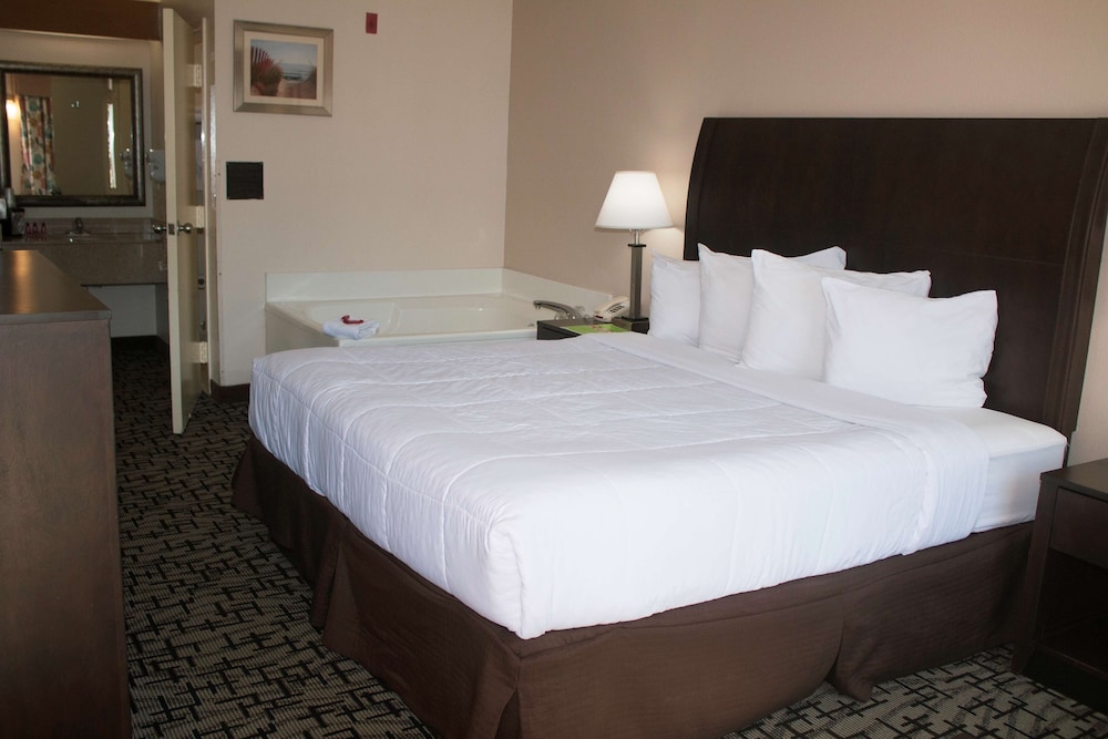 Suite, 1 King Bed, Non Smoking, Jetted Tub - Photo 2