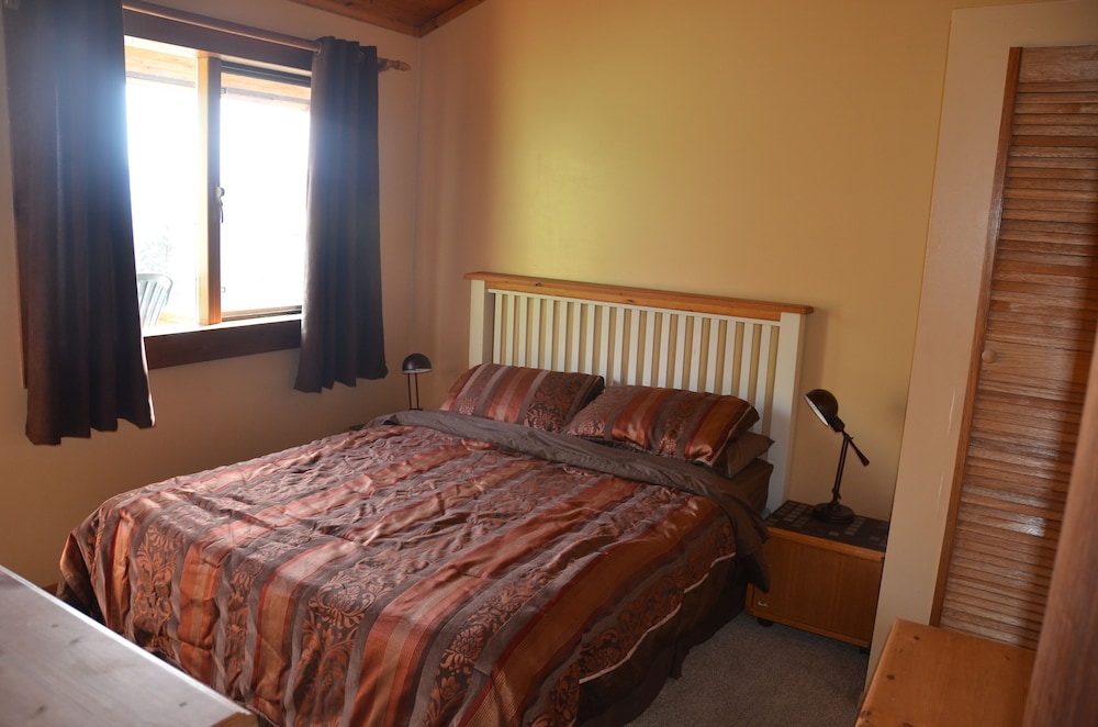 Standard Room, 1 Queen Bed, Shared Bathroom, Mountainside photo 3