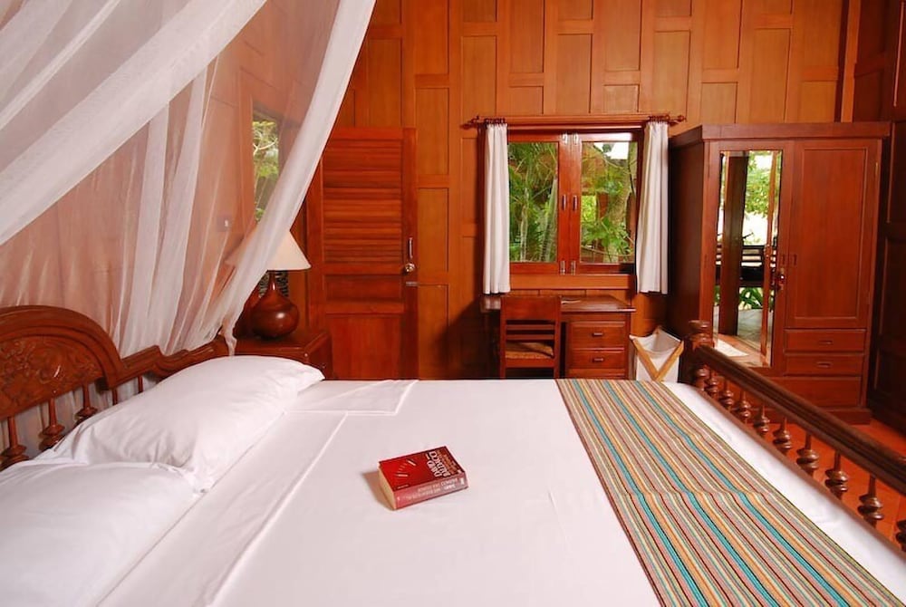 Bungalow Honeymoon Beachfront, Free Round-trip Boat Transfer photo 1