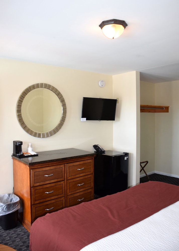 Standard Room, 1 King Bed, Non Smoking (Poolside) photo 3
