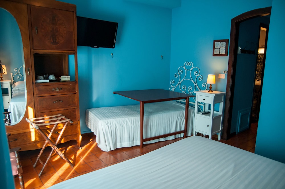 Basic Triple Room, Balcony, City View - Photo 4