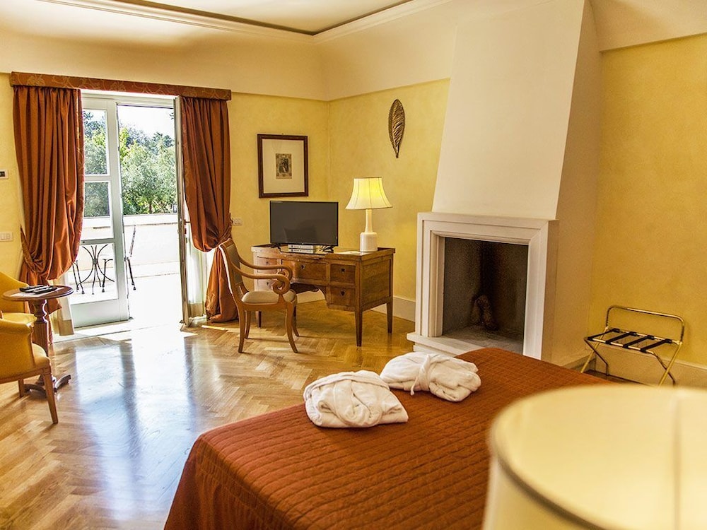 Junior Studio Suite, 1 Queen Bed, Fireplace, Poolside (Triple)