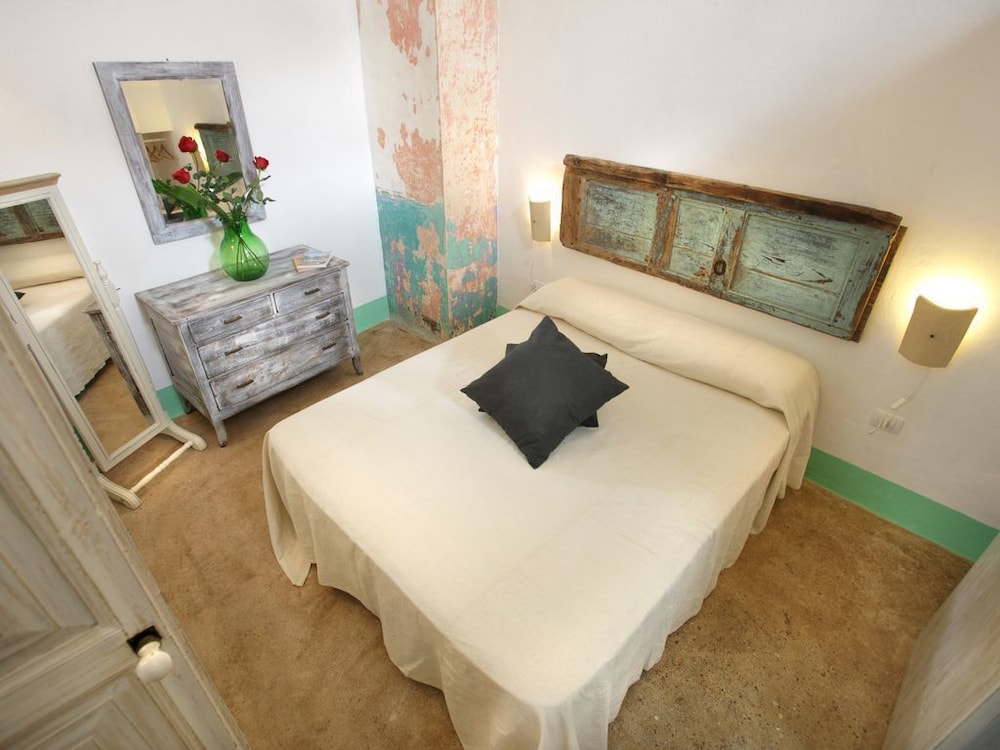 Deluxe House photo 1
