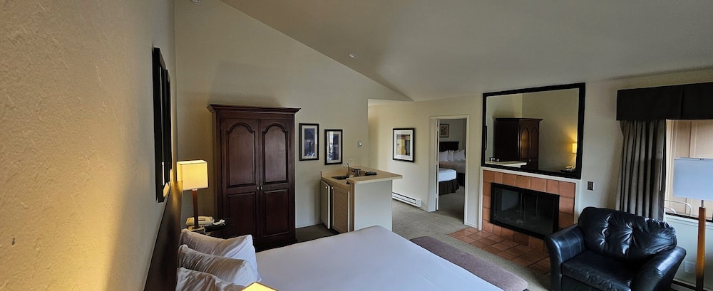 Suite, 1 King Bed or 2 Queen Beds photo 2