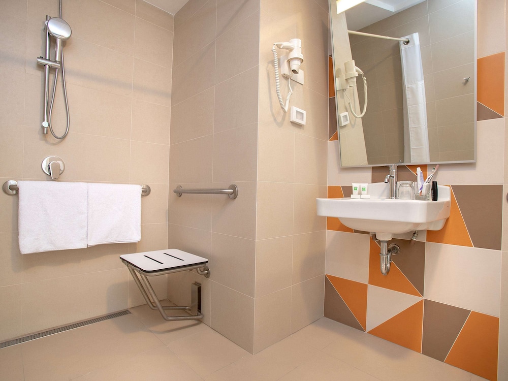 Room, 1 Double Bed, Accessible photo 2