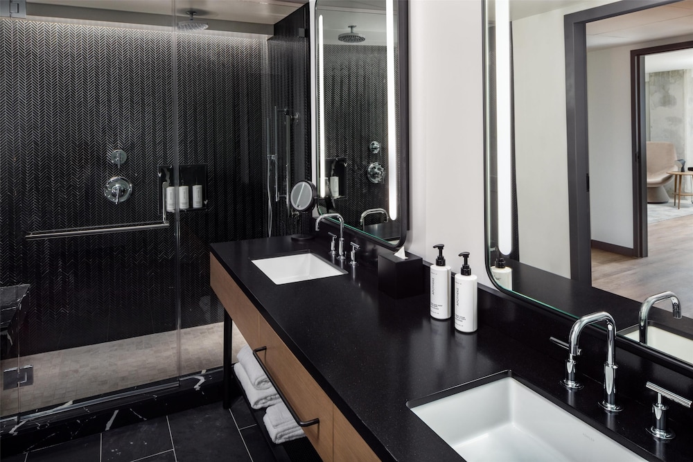 Room, 2 Queen Beds, City View (Hearing) - Photo 8