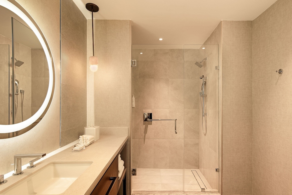 Deluxe Room, 1 King Bed, City View - Photo 2