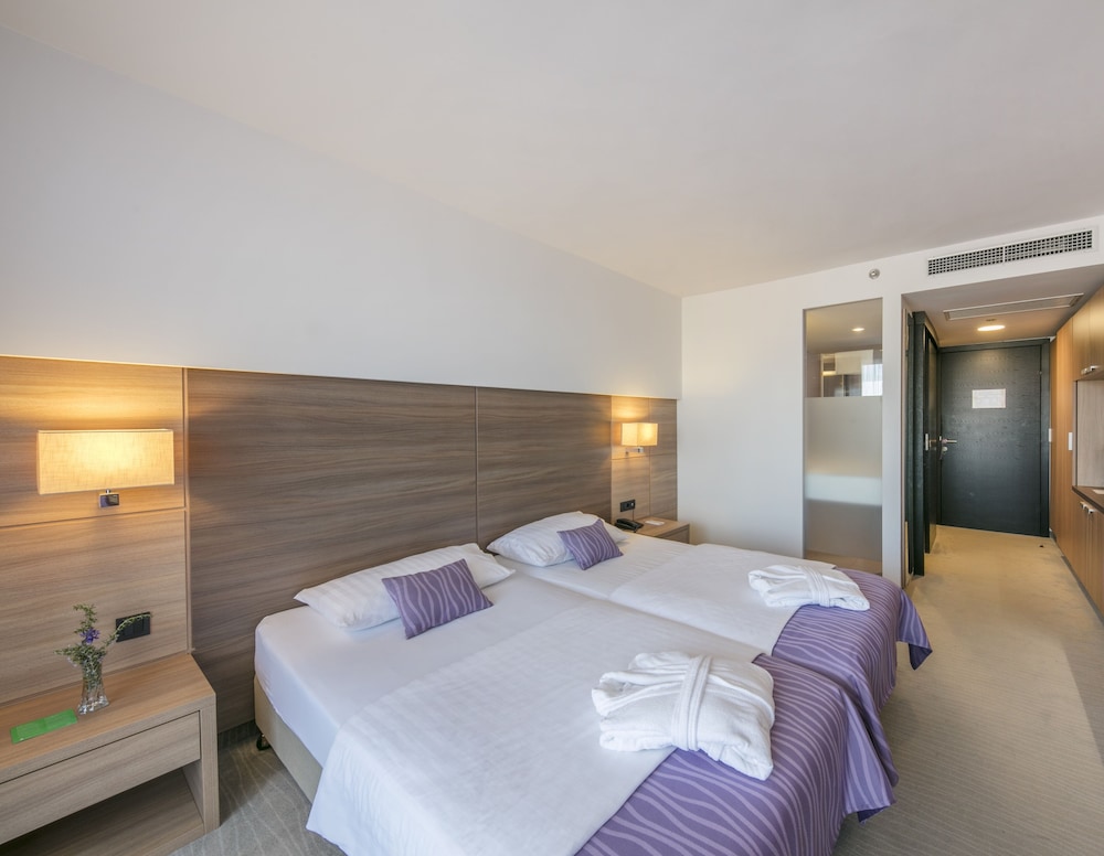 Standard Twin Room with Extra Bed - Photo 4