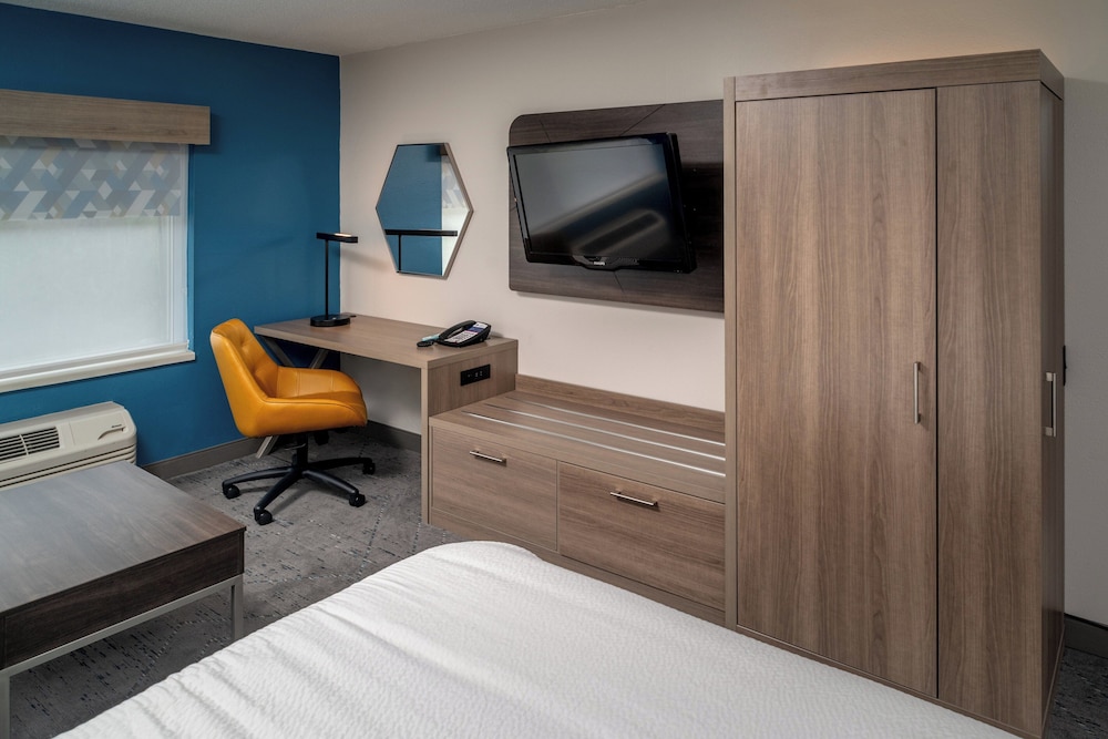 Standard Room, 2 Queen Beds, Accessible (Roll-In Shower)