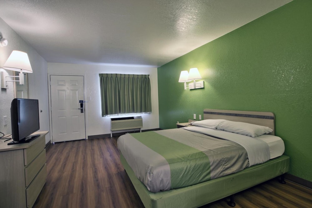 Deluxe Room, 1 Queen Bed, Non Smoking photo 3
