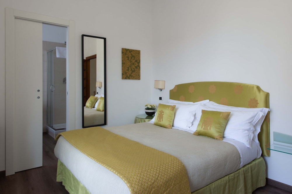 Deluxe Double Room, 1 Queen Bed, Non Smoking, Balcony photo 2
