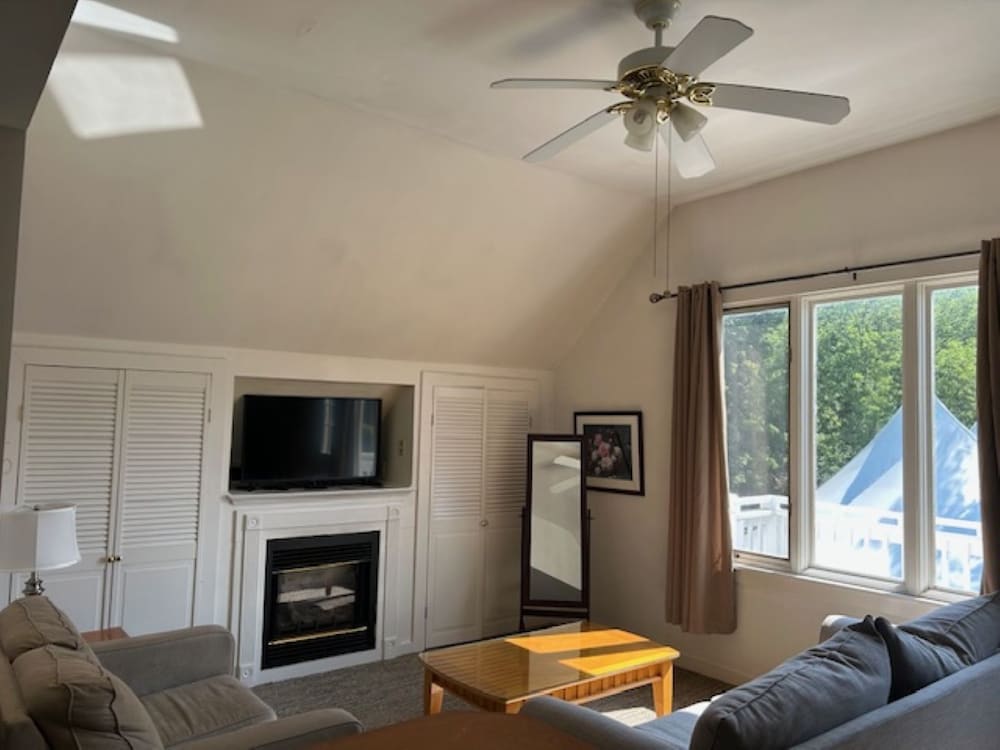 Carriage House photo 2