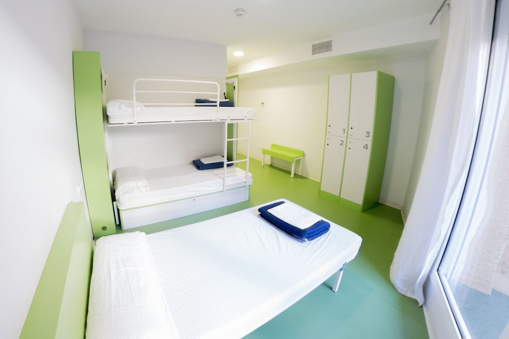 Standard Triple Room, Mixed Dorm, Private Bathroom photo 2