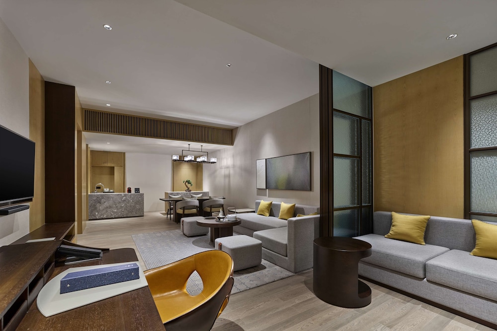 Premium Suite, 1 King Bed, Lake View - Photo 5
