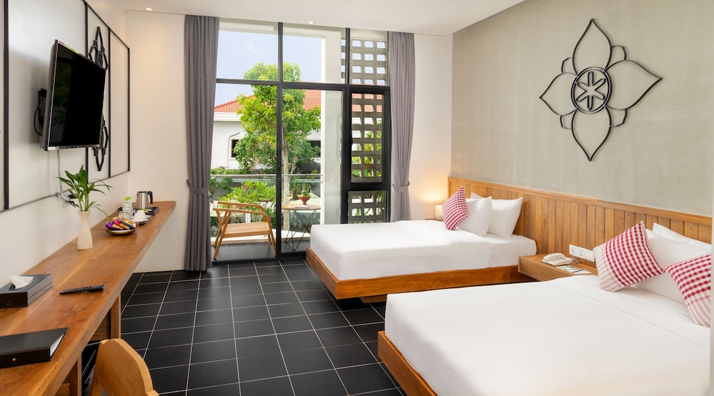 Deluxe Twin Pool View with Balcony
