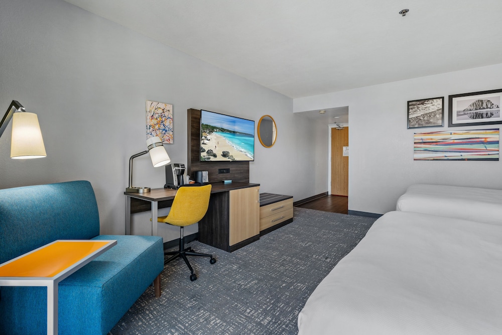 Deluxe Room, 2 Queen Beds, Partial Ocean View - Photo 5
