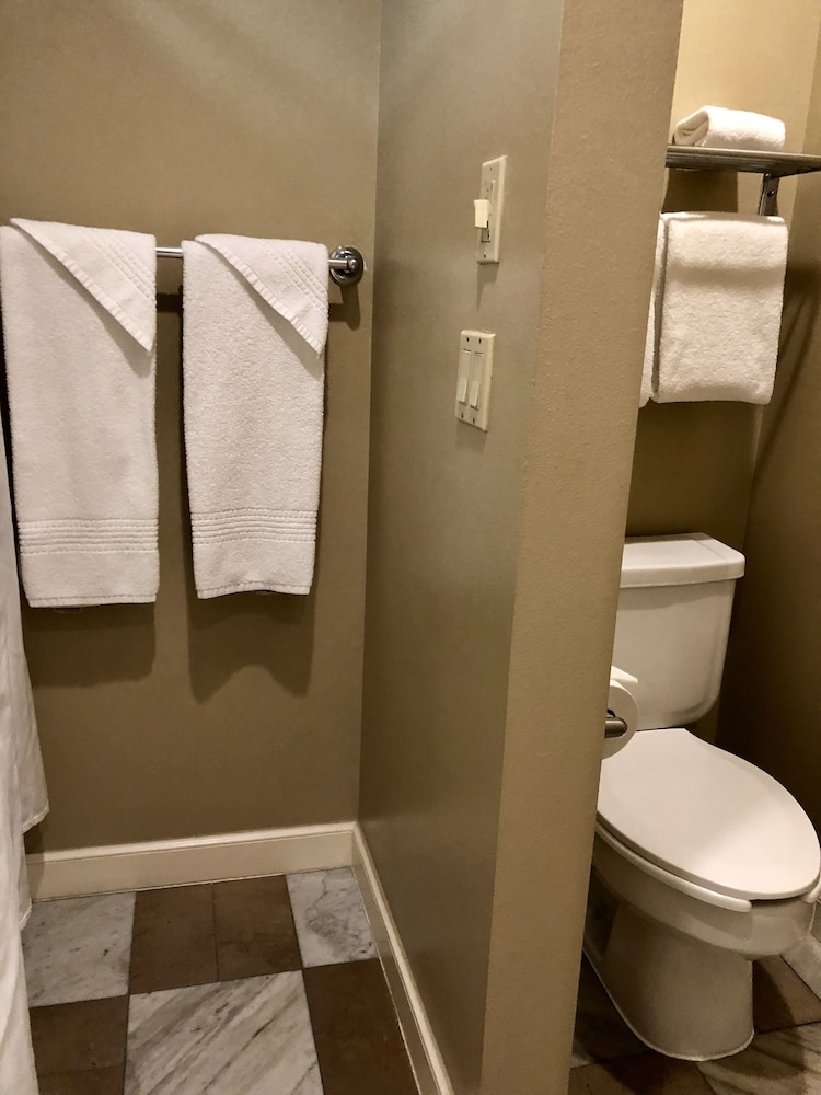 Standard Room, 1 King Bed, Non Smoking - Photo 4