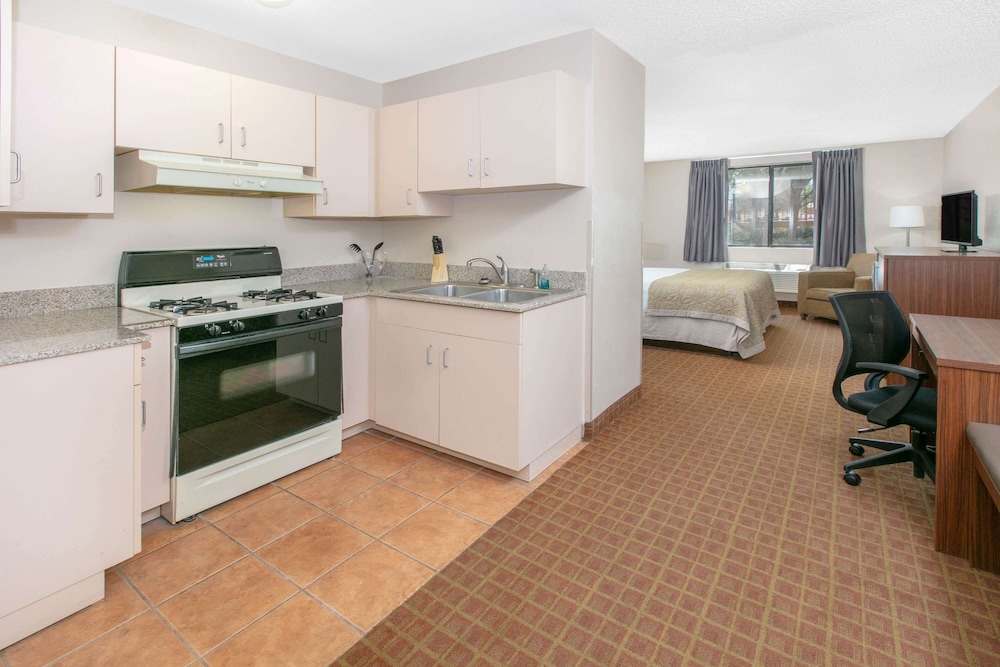 Studio Suite, 1 King Bed, Non Smoking - Photo 2