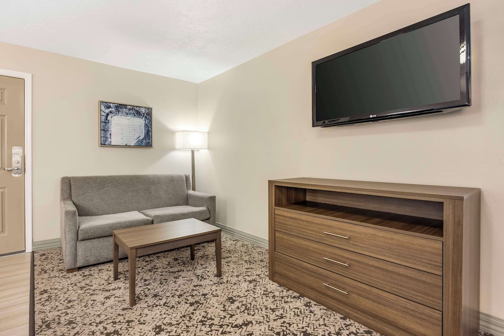 Standard Room, Multiple Beds, Non Smoking, Balcony (Larger Room) photo 2