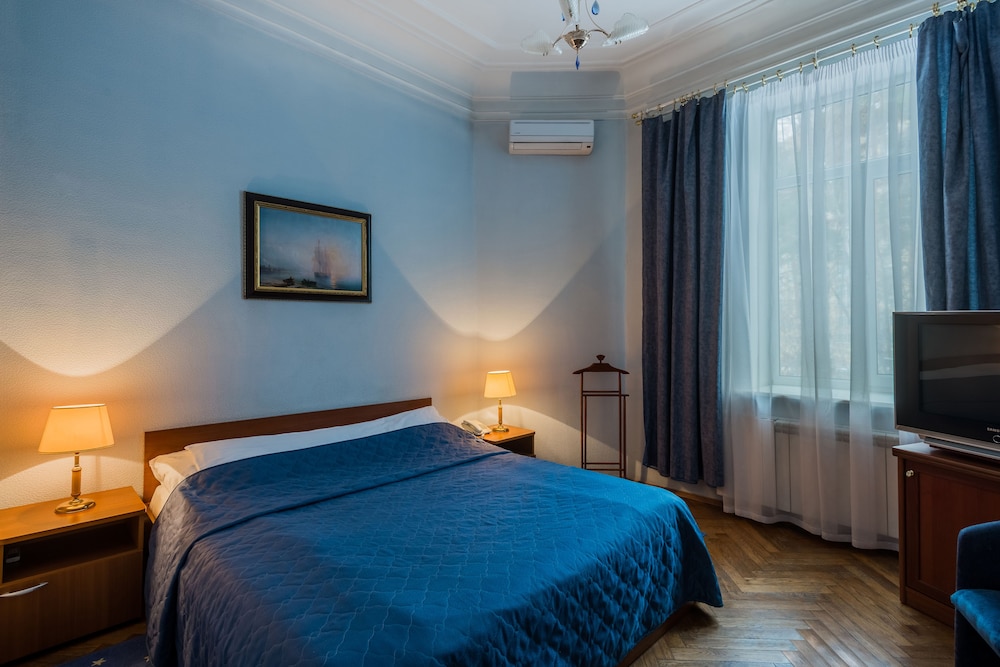 Junior Suite, 1 Queen Bed, Courtyard View