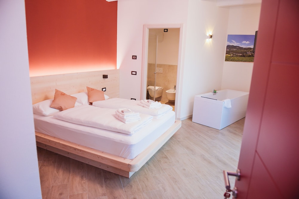 Deluxe Suite, 1 Queen Bed, Balcony, Mountain View photo 1