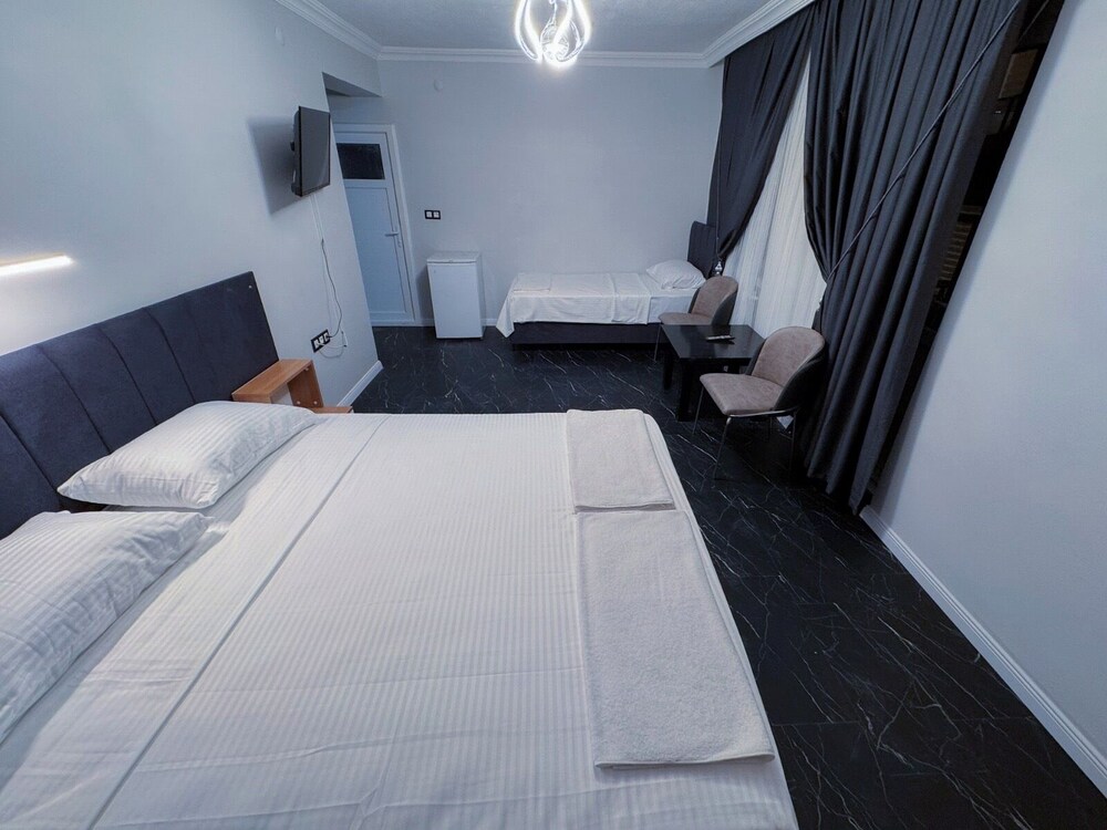 Classic Twin Room, Balcony, City View photo 2