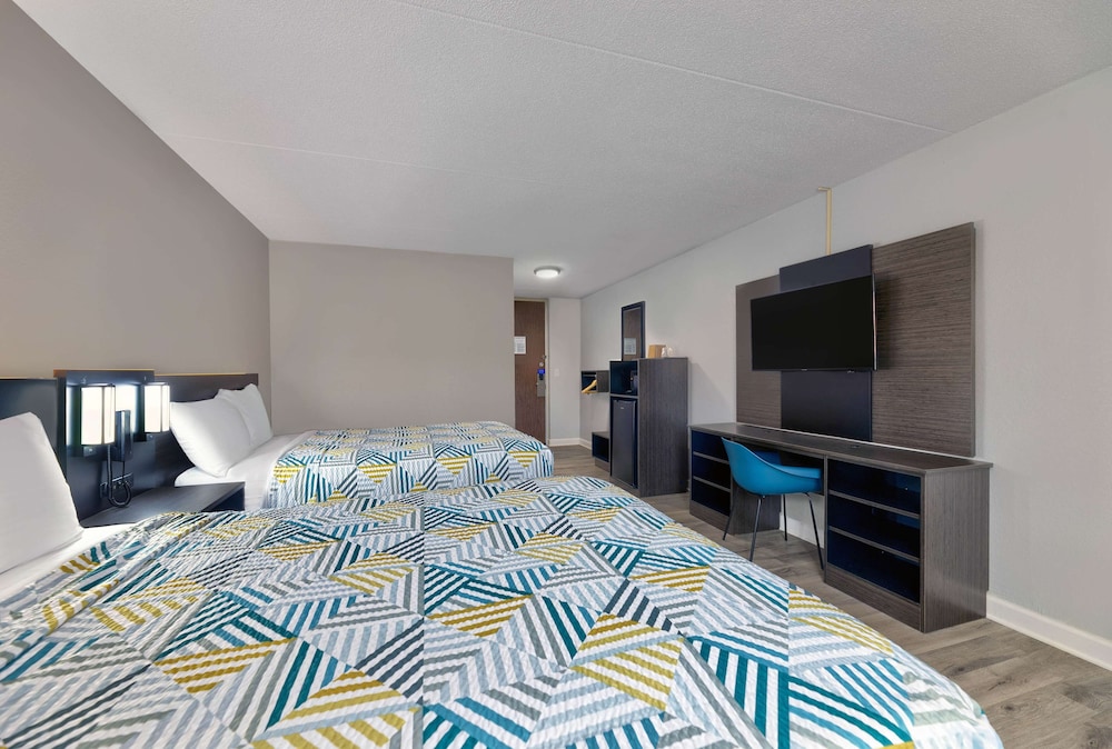Standard Room, 2 Queen Beds, Non Smoking - Photo 1