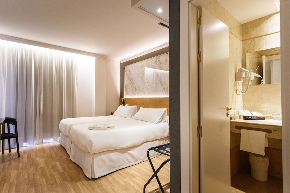 Standard Double Room - Photo 13