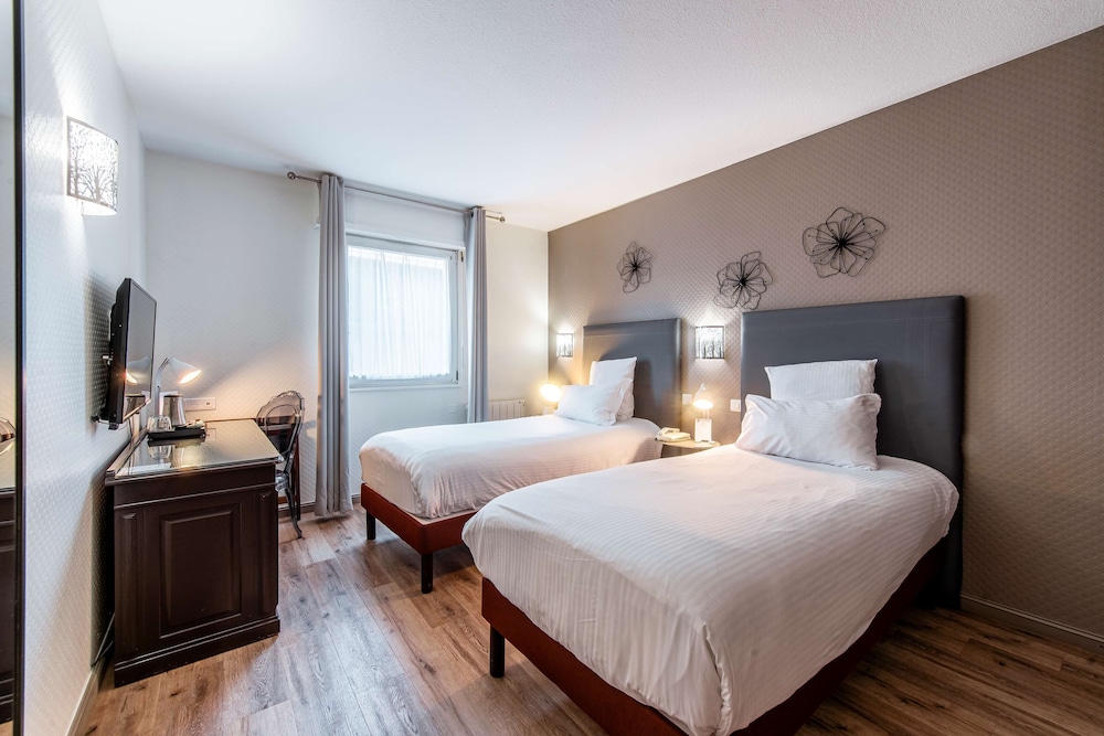 Deluxe Room, 1 Double Bed, Non Smoking, Pool Access - Photo 3
