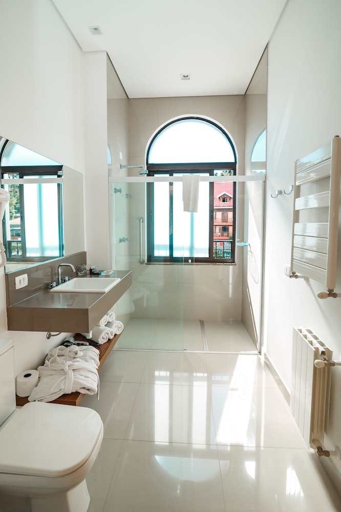 Luxury Suite thumbnail 6