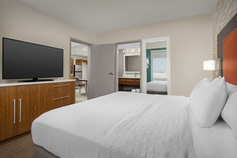 Suite, 1 King Bed - Photo 3