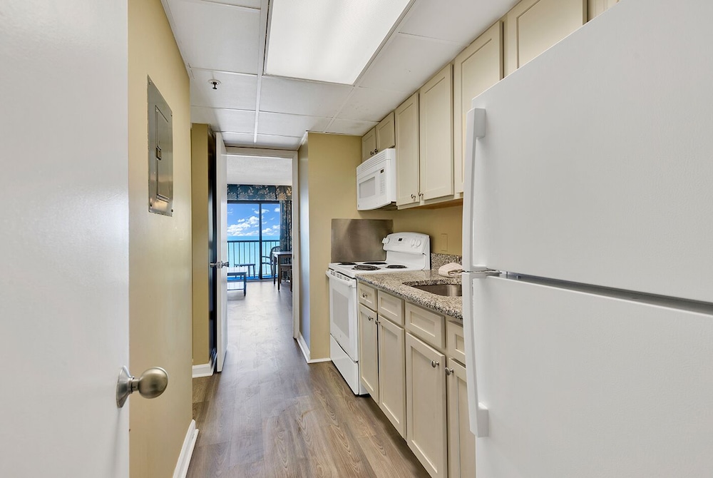 Oceanfront 1 Bedroom Suite with Balcony and Full Kitchen photo 3