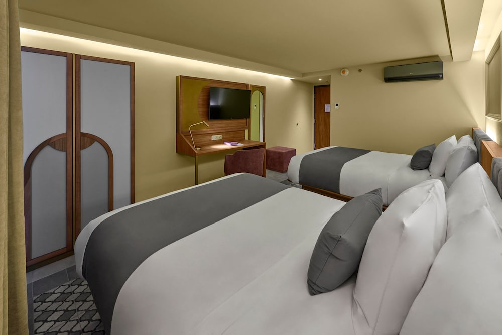 Room, 2 Double Beds - Photo 1