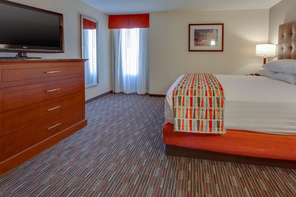 Suite, 1 King Bed with Sofa bed, Refrigerator & Microwave (Upper Floor, 2 Rooms, Oversize) photo 2