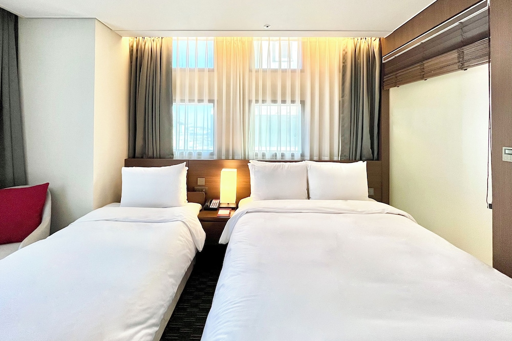 Premium Room, Multiple Beds, Non Smoking - Photo 4