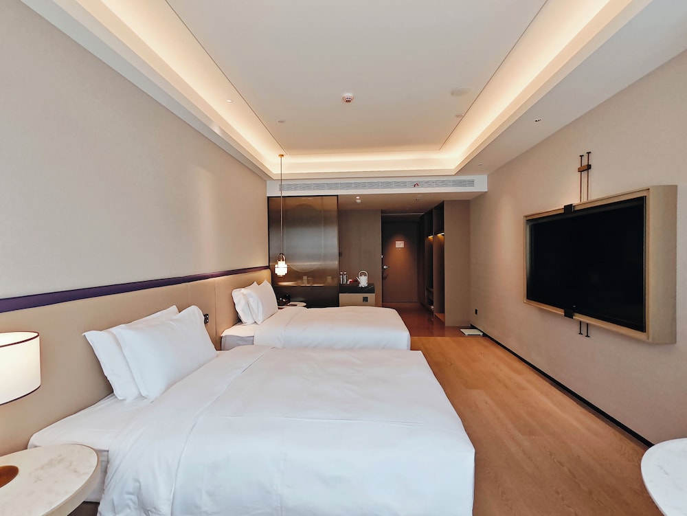 Premium City Wall View Twin Room