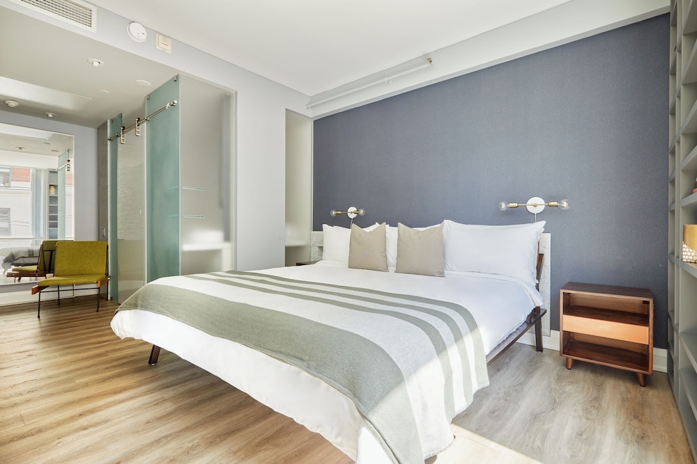 Deluxe Suite, 1 Queen Bed thumbnail 5