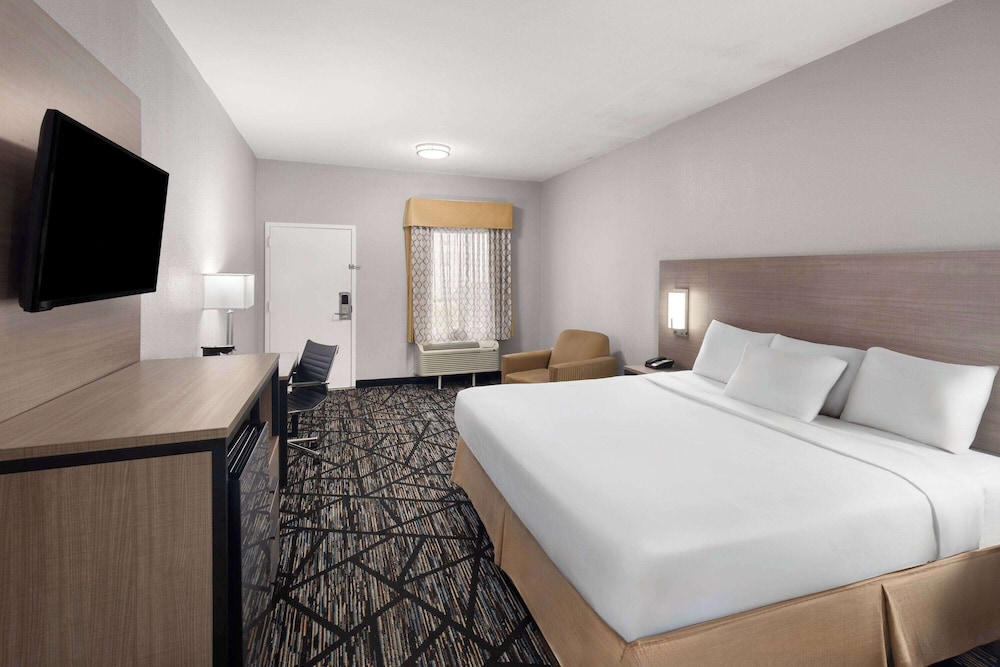 Standard Room, 1 King Bed - Photo 3