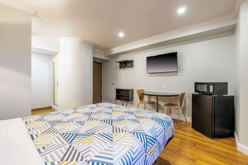 Standard Room, 1 Queen Bed, Non Smoking, Refrigerator & Microwave photo 1