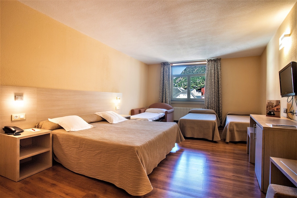 Superior Quadruple Room photo 3
