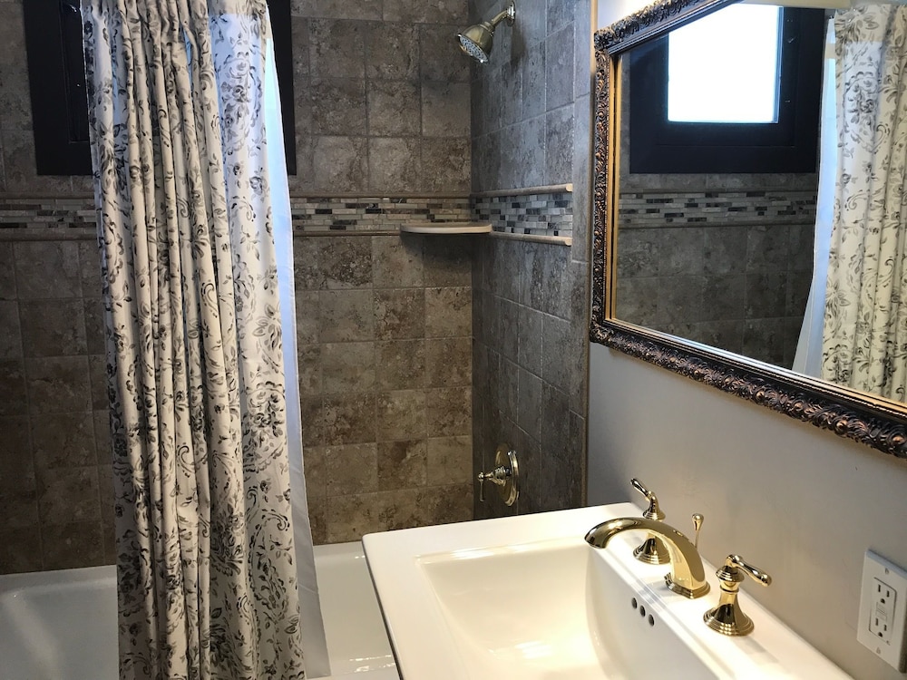 Classic Room, 1 Queen Bed (Adults Only ) photo 2