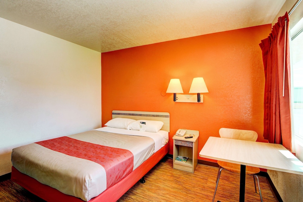 Deluxe Room, 1 Queen Bed, Accessible, Non Smoking photo 3
